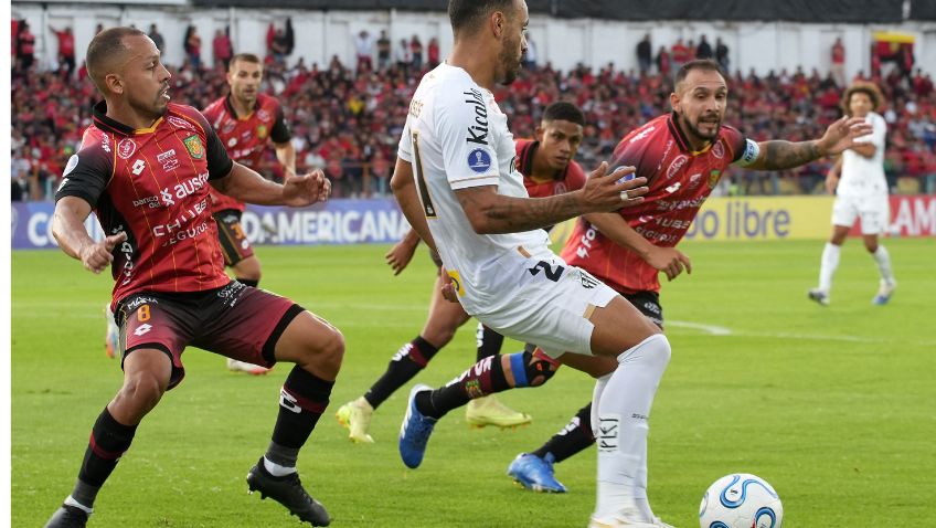 Edison Vega e Lucas Mancinelli, do Deportivo Cuenca e Moises, do Santos