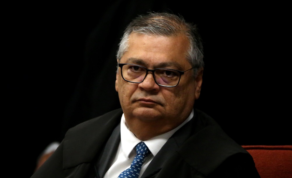 Flávio Dino proíbe repasse de emendas para Eduardo Bolsonaro e Ramagem