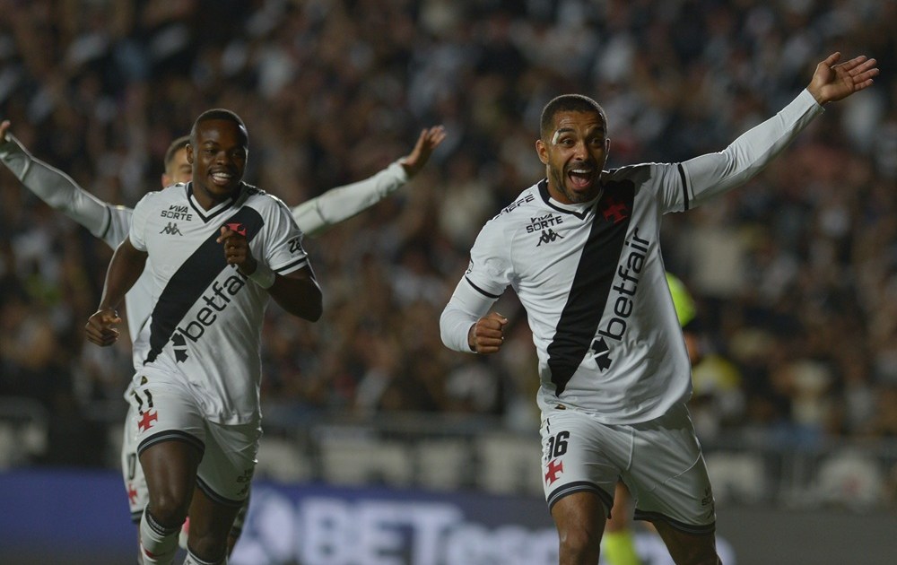 Vasco sai atrás, mas transforma revés em goleada e vai às quartas da Sul-Americana