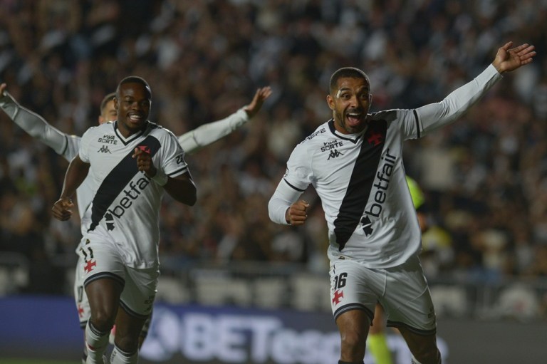 Paulo Henrique, do Vasco, comemora após marcar gol na partida entre Vasco e Cruzeiro