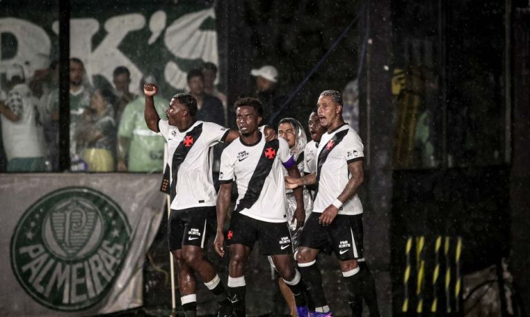 Equipe do Vasco da Gama comemora vitória de jogo
