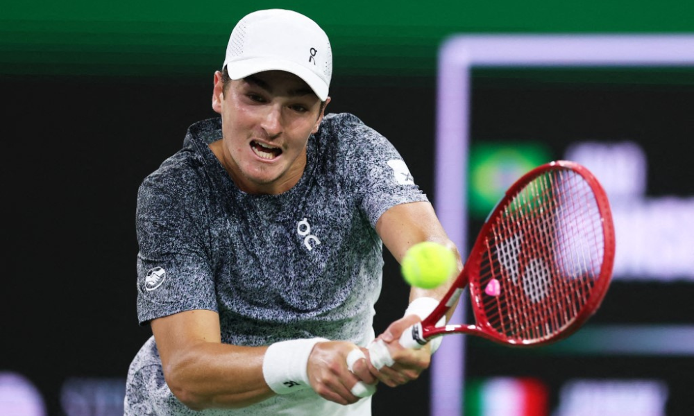 João Fonseca luta, mas perde para Sinner, nº 2 do mundo, em Indian Wells