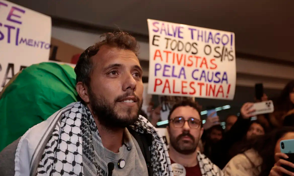 Ativista brasileiro é deportado da Argentina por ordem de Milei