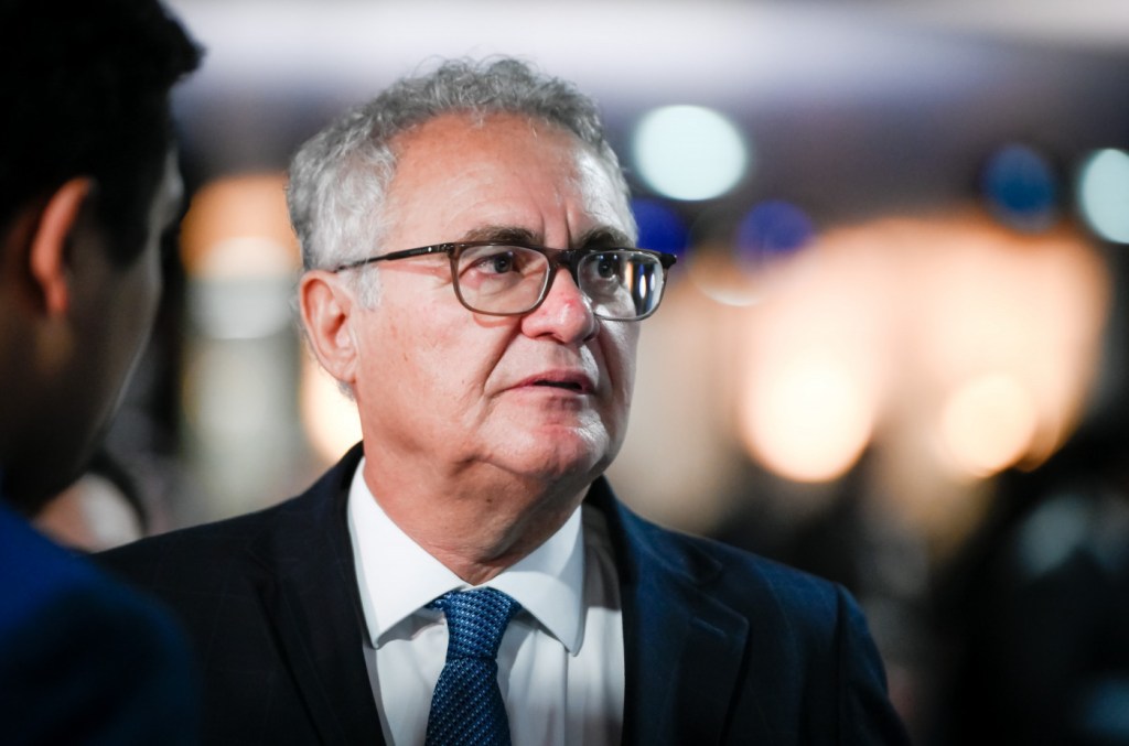 Renan Calheiros alfineta Lira e diz que vai evitar retorno da isenção do IR para a Câmara