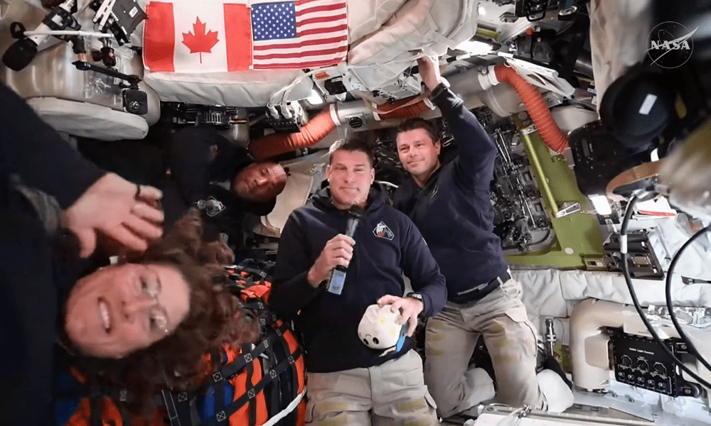 Esta captura de tela de uma transmissão ao vivo da NASA mostra (da esquerda para a direita) a astronauta da NASA e especialista da missão Artemis II, Christina Koch, o astronauta da NASA e piloto da Artemis II, Victor Glover, o astronauta da Agência Espacial Canadense e especialista da missão Artemis II, Jeremy Hansen, e o astronauta da NASA e comandante da Artemis II, Reid Wiseman, durante uma coletiva de imprensa enquanto viajam para a Lua na espaçonave Orion, em 3 de abril de 2026. Os quatro astronautas da Artemis ultrapassaram o ponto intermediário entre a Terra e a Lua a caminho de seu sobrevoo lunar planejado, disse a NASA na noite de sexta-feira. "Vocês estão agora mais perto da Lua do que de nós na Terra", disse o controle da missão aos astronautas por volta das 23h (04h GMT), de acordo com a transmissão ao vivo oficial da agência espacial.