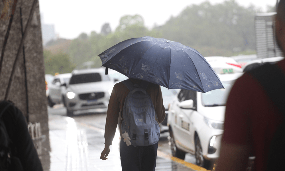 Pedestres enfrentam chuva, vento e baixas temperaturas na região do Aeroporto de Congonhas, na zona sul de São Paulo, neste início de tarde de segunda-feira, 23 de junho de 2025. A chegada de uma forte frente fria de origem polar muda o tempo na cidade de São Paulo na tarde desta segunda-feira, 23, derruba as temperaturas nos próximos dias e pode estabelecer um novo recorde de temperatura mínima do ano na capital paulista. O Centro de Gerenciamento de Emergências Climáticas (CGE), da Prefeitura da cidade, alertou para a possibilidade de fortes rajadas de ventos, que devem variar entre 60 km/h e 80 km/h no decorrer do dia. Foto: RENATO S. CERQUEIRA/ATO PRESS/ESTADÃO CONTEÚDO