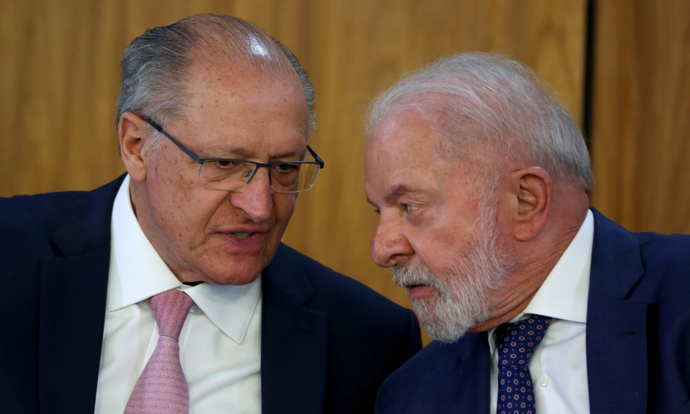 O presidente da República, Luiz Inácio Lula da Silva (D), e o vice-presidente Geraldo Alckmin durante cerimônia de assinatura da "Medida Provisória Brasil Soberano", que traz um conjunto inicial de ações para proteger empresas e trabalhadores brasileiros dos efeitos da sobretaxa imposta pelo governo dos Estados Unidos, no Palácio do Planalto, em Brasília, nesta quarta-feira, 13 de agosto de 2025. 13/08/2025 - Foto: FáTIMA MEIRA/ENQUADRAR/ESTADÃO CONTEÚDO