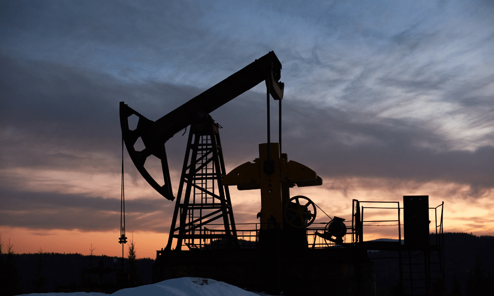 Petróleo dispara e beira US$ 100 após retomada de confrontos