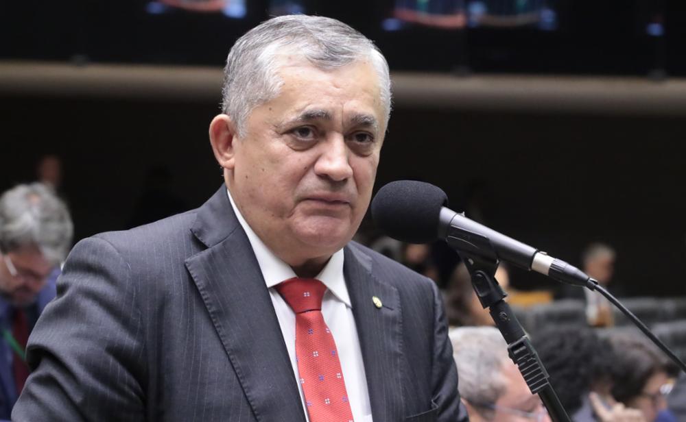 Líder do governo diz que confusão na família Bolsonaro ajuda Lula