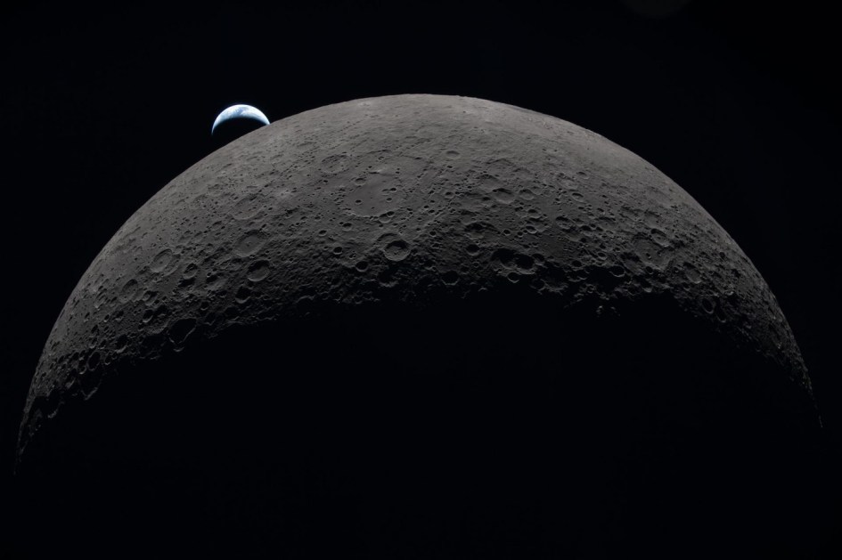 Lado oculto da Lua com Terra atrás capturado durante o sobrevoo da Lua