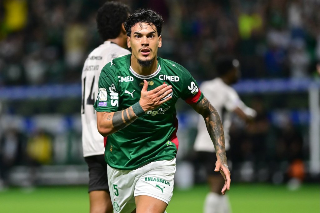 Com um a menos, Palmeiras mantém placar de 1 a 0 contra Athletico-PR