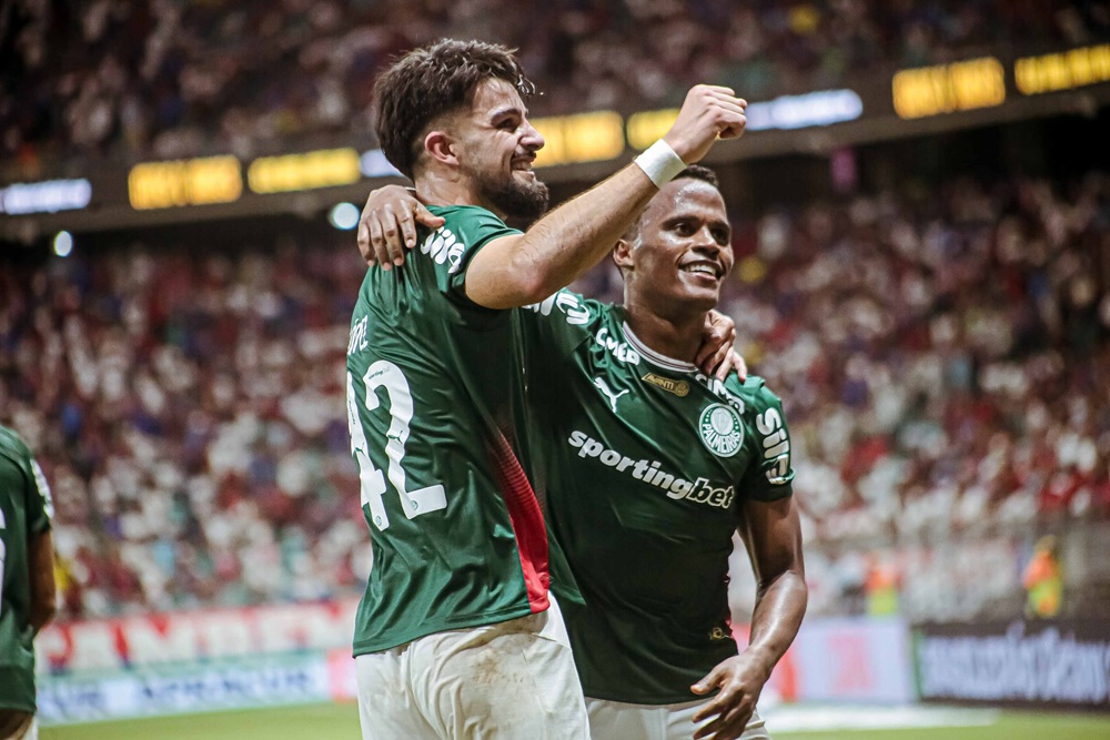 Palmeiras ganha do Bahia em Salvador e dispara na liderança do Brasileirão