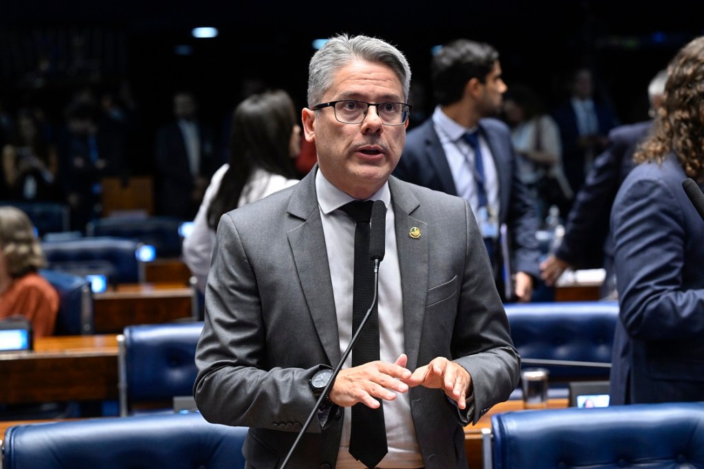 Senador usa decisões de Gilmar Mendes para rebater acusação do ministro na PGR