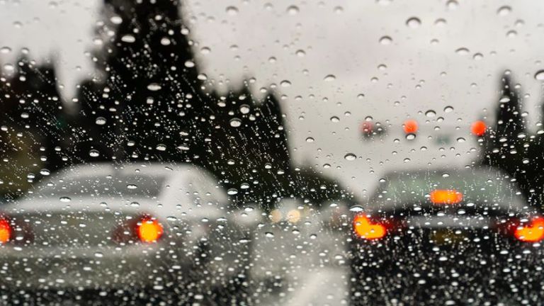 Vidro do carro embaçado na chuva