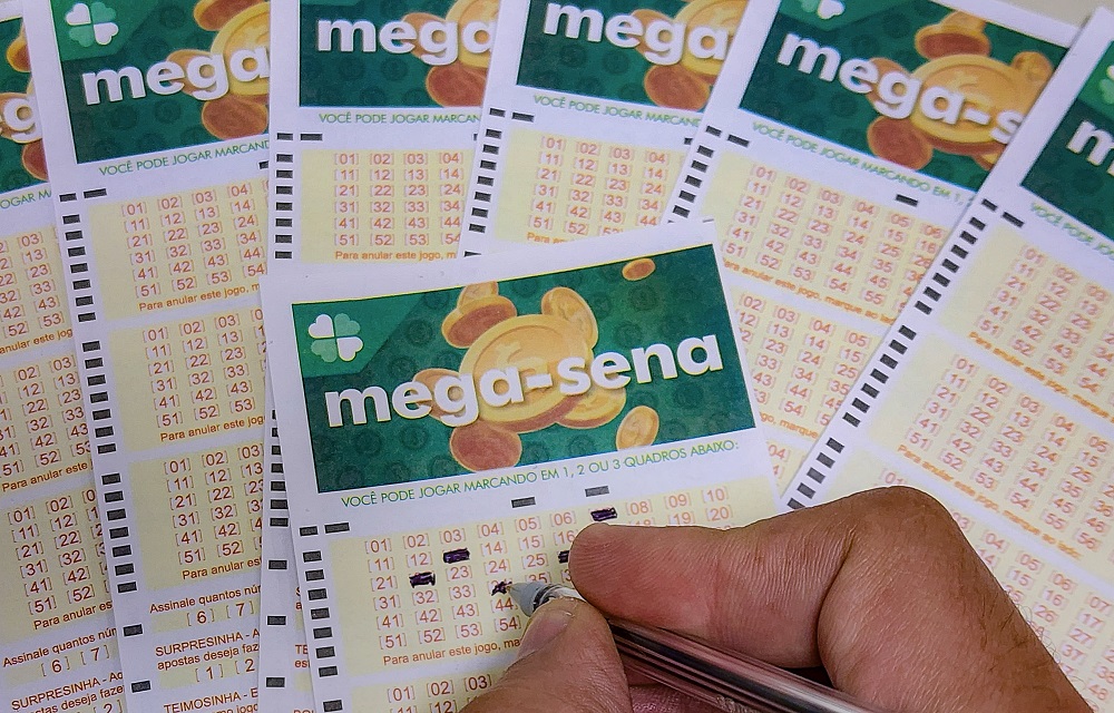 Mega-Sena acumula e prêmio principal vai para R$ 16 milhões