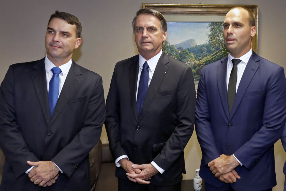 Moraes pede posição da PGR sobre inclusão de Bolsonaro e Flávio em ação contra Eduardo