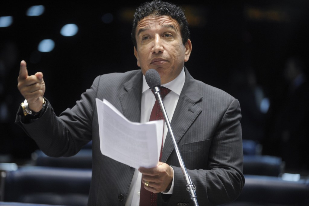 Técnica de enfermagem acusa Magno Malta de agressão; senador nega