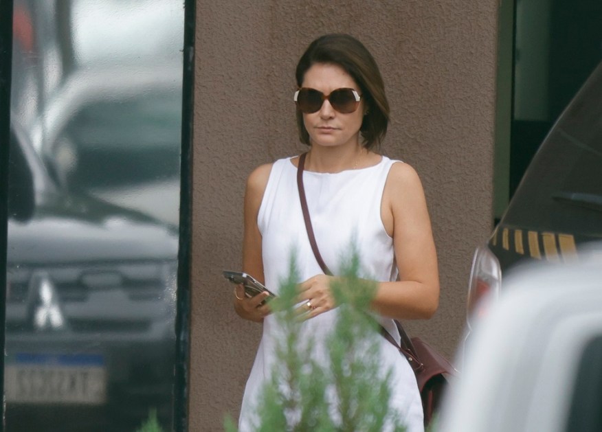 A ex-primeira-dama Michelle Bolsonaro deixa a sede da Superintendência da Polícia Federal, em Brasília