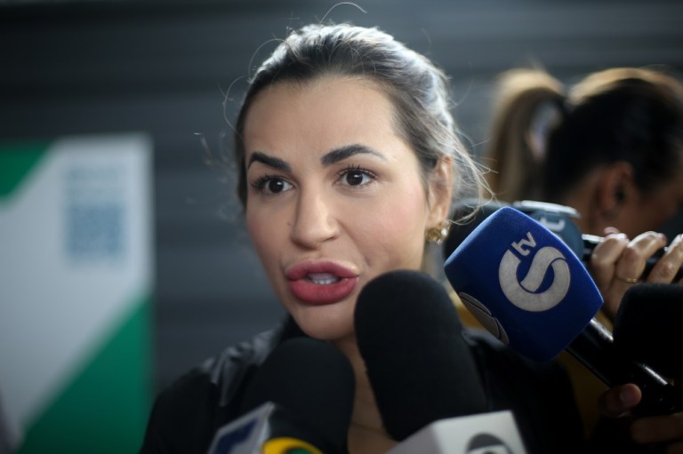 Deolane Bezerra fala com repórteres