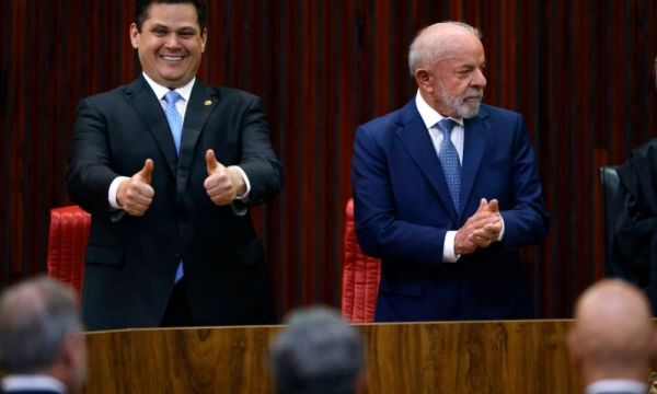 Alcolumbre encaminha PECs do fim da 6×1 e segurança após encontro com Lula