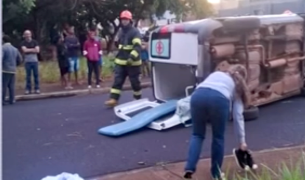 Acidente entre ambulância e carro deixa bebê morto e mãe ferida em SP