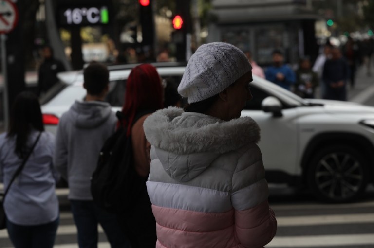 edestres enfrentam clima frio na Avenida Paulista, na região central de São Paulo