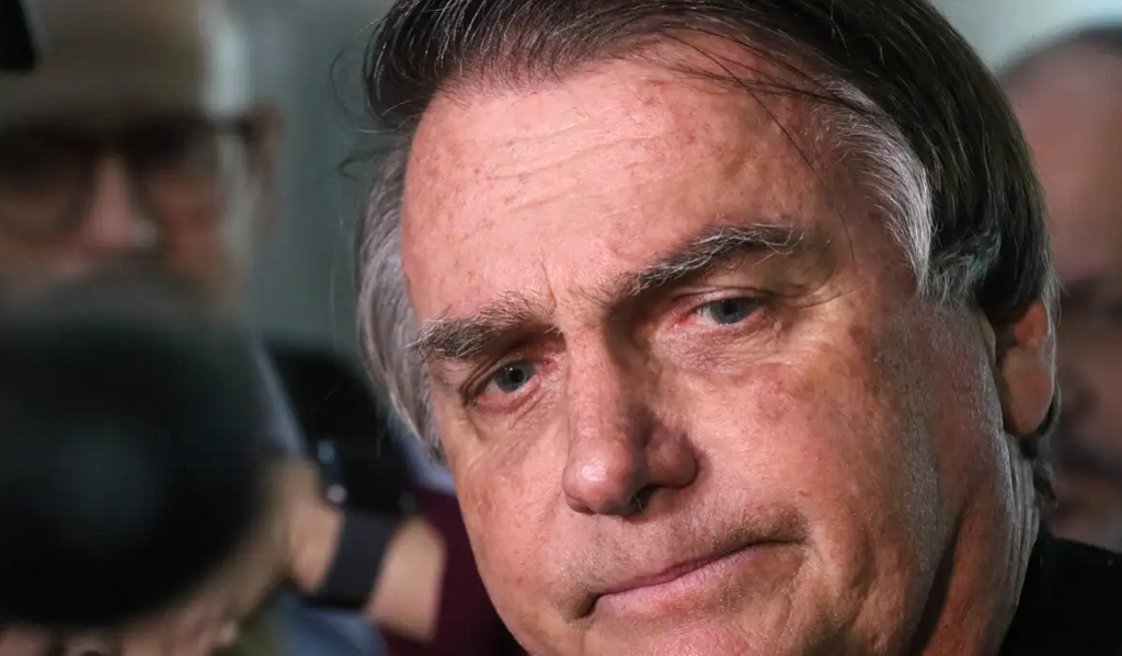 Bolsonaro já está em sala de cirurgia para operar o ombro, diz Carlos