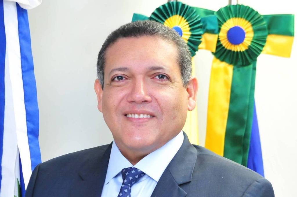 Em prisão domiciliar, Bolsonaro é convidado para posse de Nunes Marques