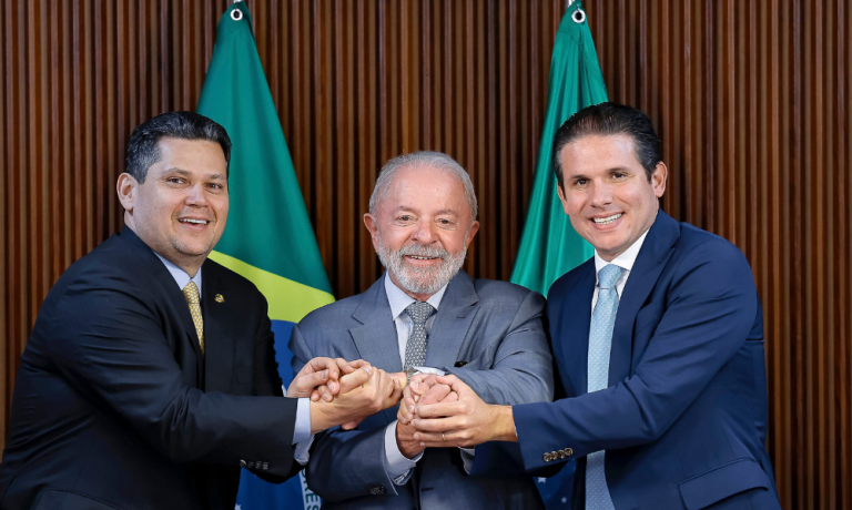 Presidente do Senado, Davi Alcolumbre (União-AP), presidente Lula (PT) e o presidente da Câmara, Hugo Motta (Republicanos-PB)
