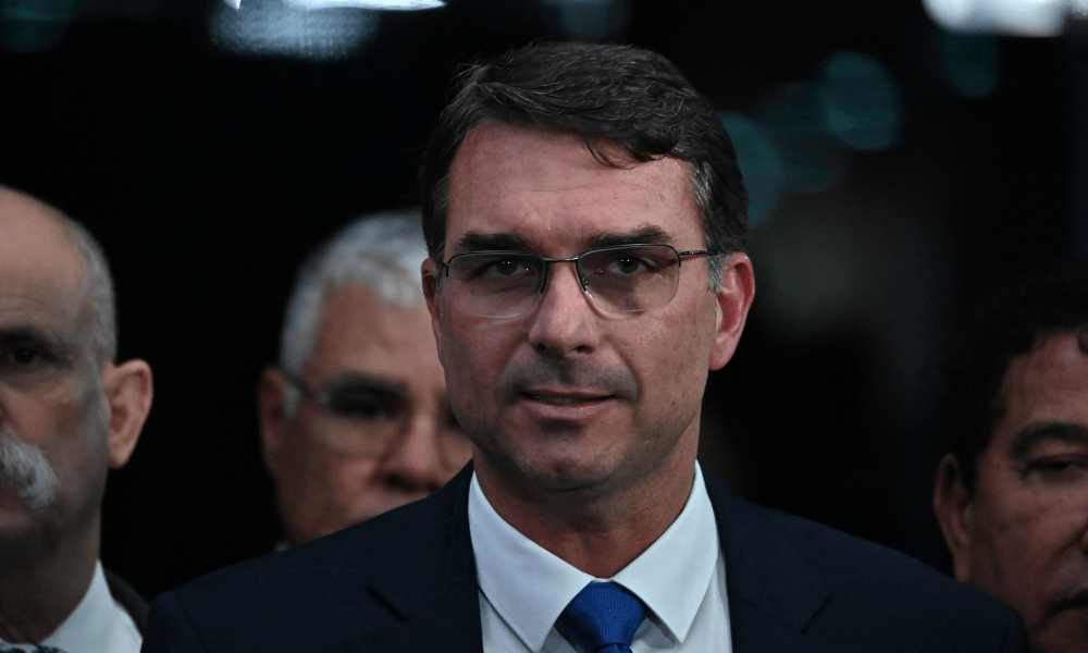 Flávio Bolsonaro critica articulação contra anistia e diz que PEC da Blindagem é sobrevivência