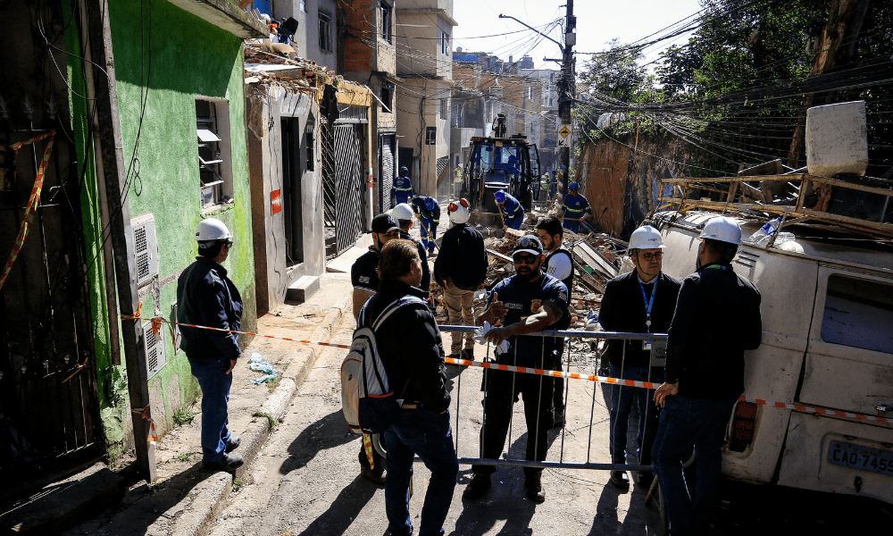Defesa Civil começa a demolir casas após explosão em São Paulo