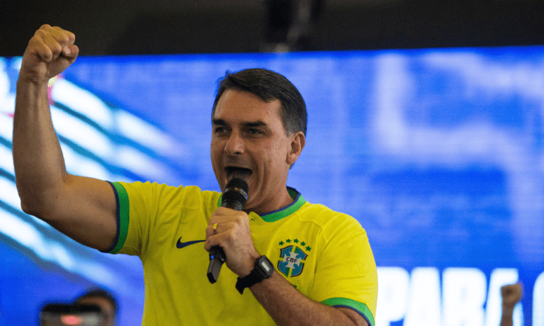 Senador Flávio Bolsonaro (PL-RJ) durante lançamento da pré-candidatura de Guilherme Derrite ao Senado
