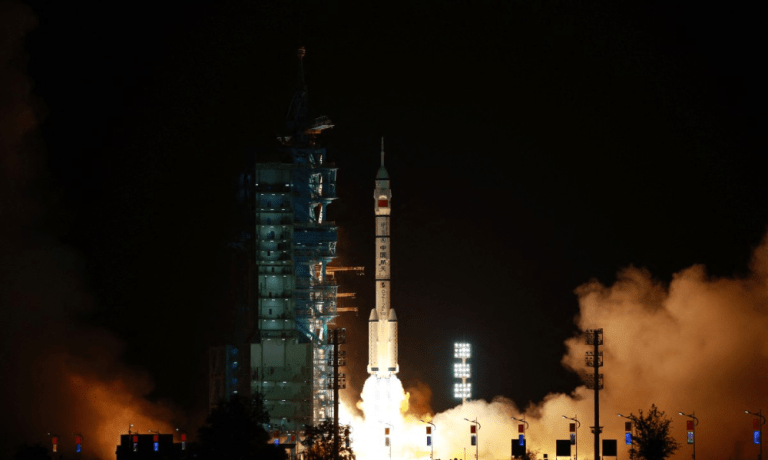 Foguete Longa Marcha-2F, transportando a espaçonave Shenzhou-23 e uma tripulação de três astronautas, decola do Centro de Lançamento de Satélites de Jiuquan, no noroeste da China