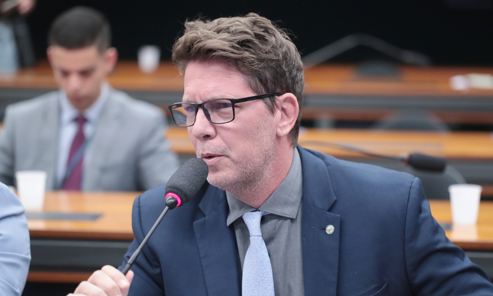 Entorno de Mario Frias contesta condução de operação autorizada por Dino