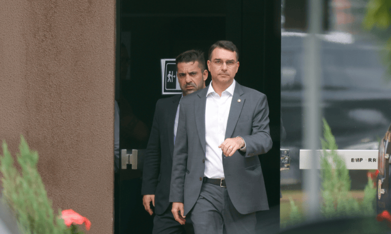 Senador Flávio Bolsonaro na sede da Superintendência da Polícia Federal, em Brasília, após visitar o seu pai, o ex-presidente Jair Bolsonaro