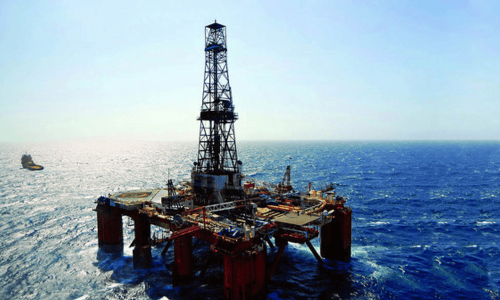 Petróleo sobe 4% com tensão no Mar Vermelho e em Ormuz