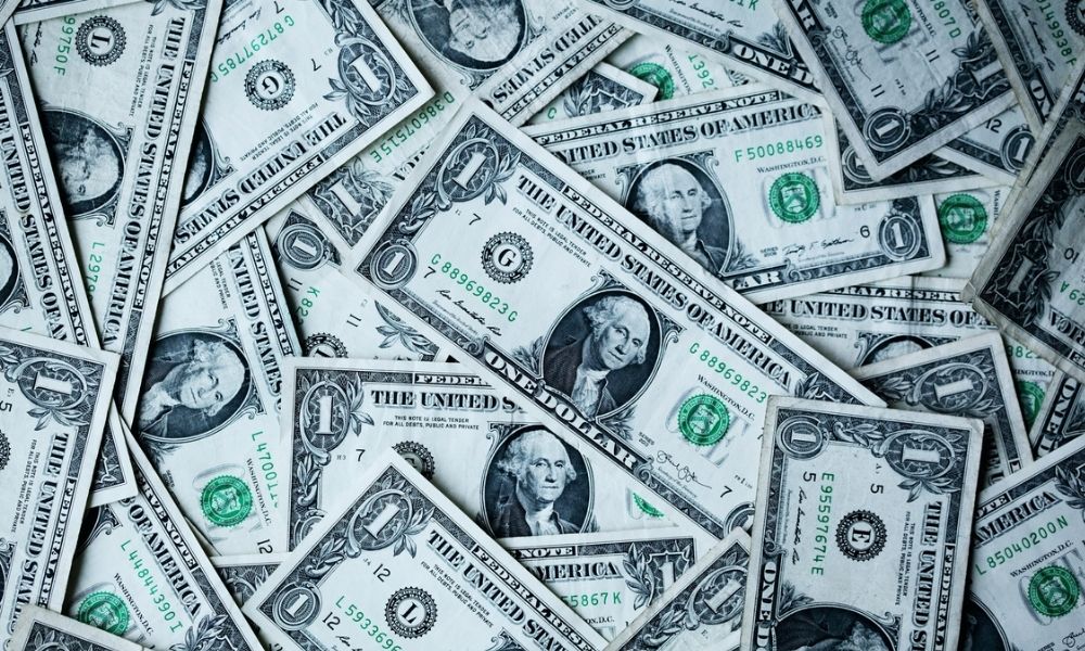 Dólar cai em linha com exterior de olho em guerra e payroll