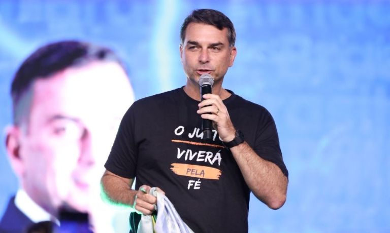 Flávio Bolsonaro durante lançamento da pré-candidatura de Guilherme Derrite