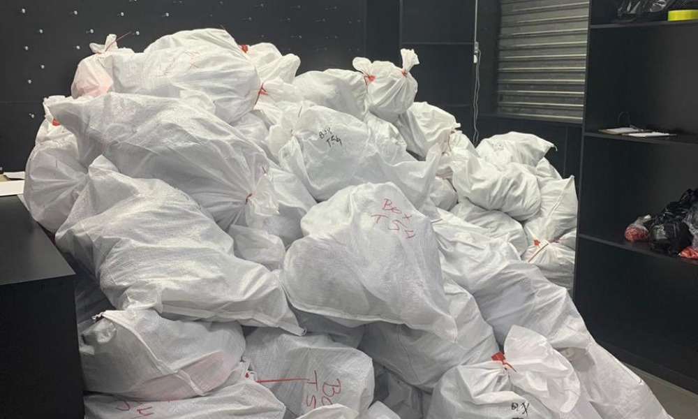 Receita faz megaoperação no centro de SP contra falsificação de camisas da Seleção