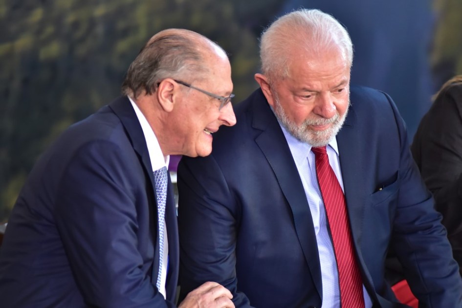Alckimin fala ao ouvido de Lula e evento