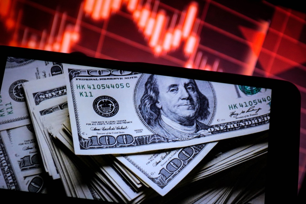 Dólar dispara e vai a R$ 5,00 após divulgação da troca de mensagens entre Vorcaro e Flávio Bolsonaro 