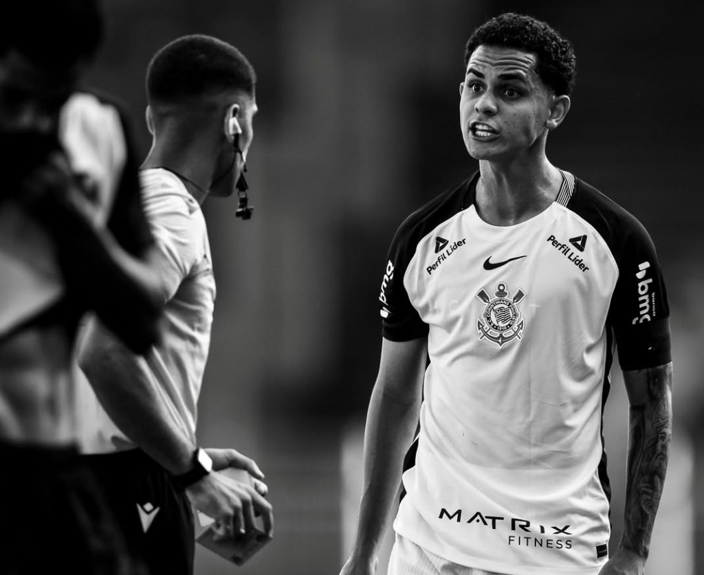 Jogador do Corinthians agride árbitro após expulsão em jogo sub-20
