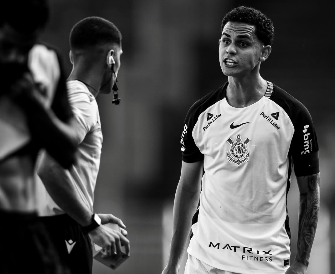 Jogador do Corinthians agride árbitro após expulsão em jogo sub-20