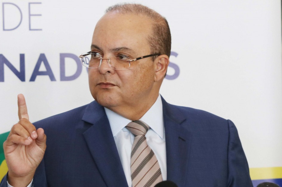 Governador de óculos e gravata