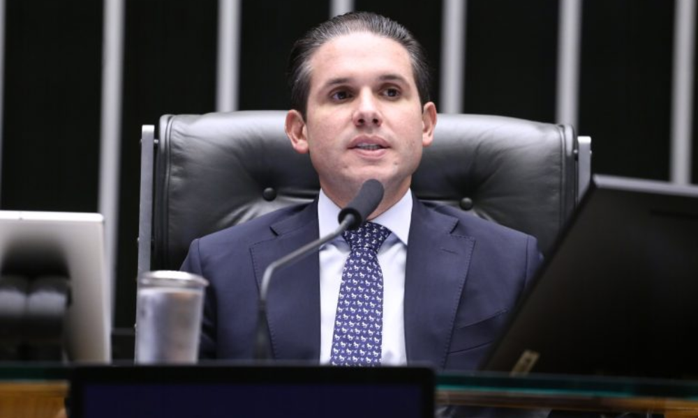 Câmara deve votar regulamentação de IA ainda este ano, diz Motta