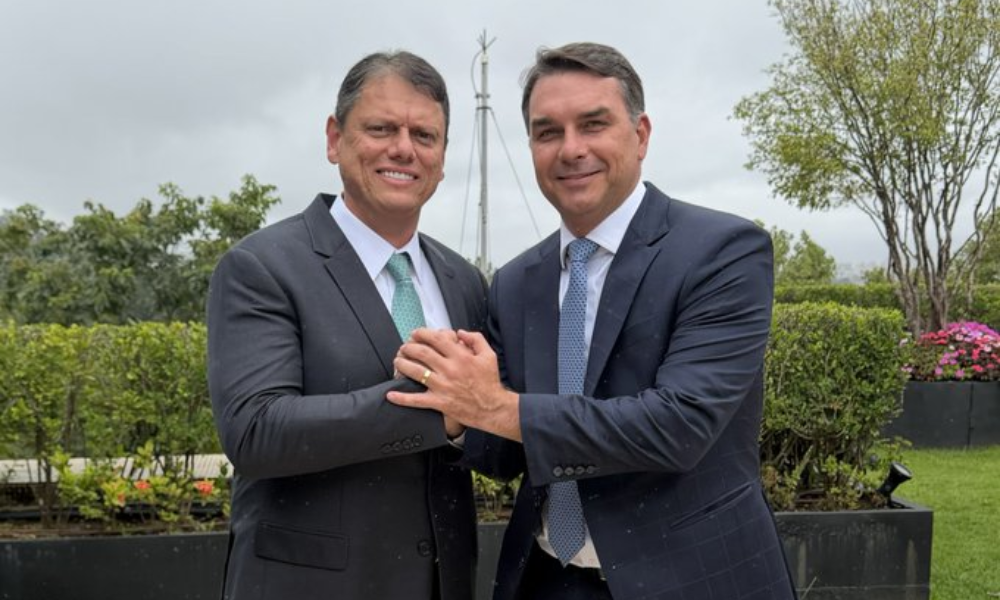 Tarcísio diz que áudios de Flávio a Vorcaro não impactam relação com senador