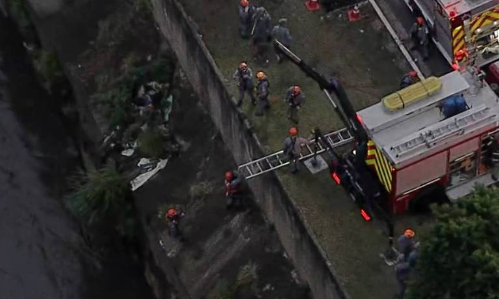 Carro cai no Rio Tamanduateí após batida em SP; uma pessoa morreu
