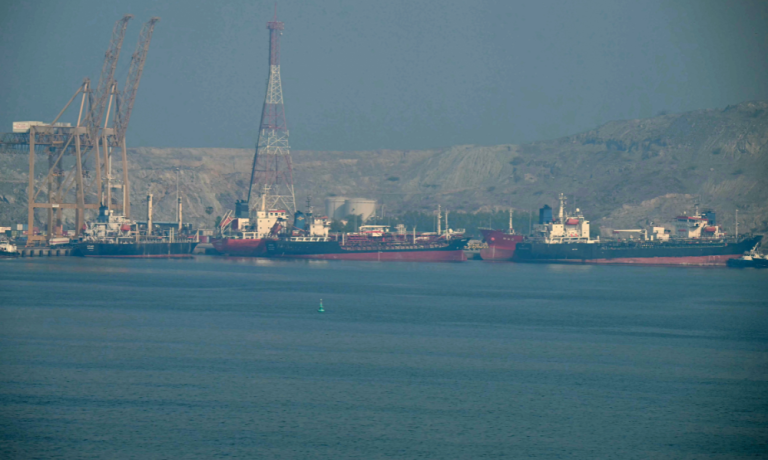 Navios-tanque são vistos no Terminal de Contêineres de Khor Fakkan, o único porto natural de águas profundas da região e um dos principais portos de contêineres do Emirado de Sharjah, ao longo do Estreito de Ormuz