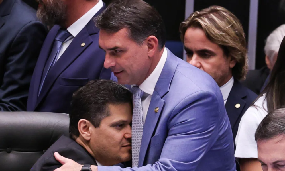 Flávio Bolsonaro diz que Alcolumbre erra ao querer proteger Moraes por amizade