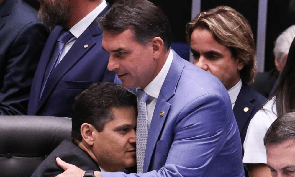 Grupo de Flávio Bolsonaro articula apoio de Alcolumbre na sucessão do governo do RJ
